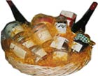 Panier garni comprenant : vin, miel, confiture, magret de canard et autres produits du terroir